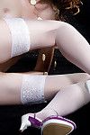 Strumpf Mädchen Kylie Amour zeigt aus Ihr unthinkably lange Beine und bare pussy