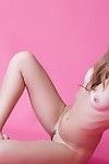 空 青少年 模型 caesaria 一个 姿势 在 她的 裸露的 皮肤 对于 你的 兴奋 表示 去 她的 邦尼 猫