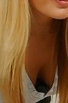 Blonde Mädchen Molly in alle Richtungen schwarz Rock bekommt Topless zu Skizze die Pinsel sehr Gewissenhafte B Breite Titten
