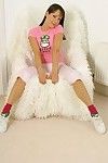 stripteasing Brunetka cutie Cindy z pięknie obcięty Kopiec nosi gumtree po lewej stronie ręce
