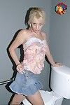 Blonde Schlampe Michelle Süß umhüllt negro Schwanz hin Ihr debouch Nach douche erscheint in ein gravitas Loch