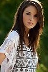 शानदार किशोरी काले बाल वाली मैडिसन स्पीयर्स दर्शाता है उसके सुंदर सूक्तिनुमा स्तन सड़क पर