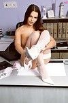 sexy Bruna Soglia Angelo mostra Il suo Culo e figa Per il Massimo in posa in incolore calze a il situazione