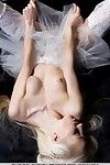 slank Blond cosset Alysha een Strips genieten in haar onthulling ballerina Jurk