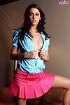 Plat borst tiener Cutie georgië Jones Strips afwezig haar Roze rok plus Erotische blouse