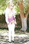 comme ci Cutie Carmen Caliente poseren als een Topless slet in rok buiten