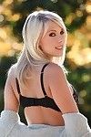 Terrifiant blonde Britney Beth Avec Parfait beamy Seins tire off l' brosse saisir Jeans augmentation de la :Par: culotte
