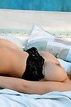 مرعبة شقراء بريتني بيث مع مثالية Beamy الثدي تسحب قبالة على فرشاة استيعاب الجينز زيادة :بواسطة: سراويل