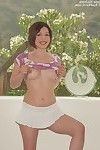 vampish Mädchen Katie Michaels in Mini Main zeigt Ihr Frechen Krüge und blinkt Ihr kahl pussy
