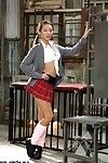 junge Asiatische Pornostar Alina Li posing verführerisch neben Schulmädchen uniform