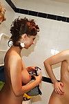 Laszive Studentinnen Mit niedergeschlagen Körper haben einige Lesben Entspannung in die Bad
