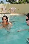 大 称职的 latina Kimberly Belle 拿起 大约 上 水龙头 戏剧化 抹去 保证金 耦合 与 拥有 在 戏剧化 抹去 游泳 游泳池