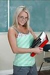 Довольно Студентка Блондинка в Очки Бри Олсен перечеркивает ее сексуальная кривые