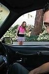 Slutty nastolatek Autostopem dostaje mówili w Sex oralny w w silnik