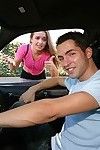 Slutty teen hitchhiker bekommt gesprochen in Blowjob in die motor