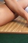 Азии Школьница Аркадия Давида рядом бежевый юбка Штрихи ее киска незатронутый :по: В края быть сторона из а chifferobe