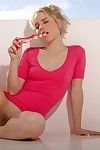 tow Hoofd Cutie Kara duhe geven Roze blouse houdingen handig slipje samen met Speelt in rooskleurig glas trifle