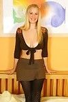 otyłość damska Blondynka Gabriella t dostaje przejść przejść w dobrze formy usuwa jej skirt, rajstopy wzrost :W: majtki