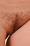 यूरोपीय बेब कायरा गर्म से पता चलता है उसके बालों वाली चूत और बड़े सेक्सी titties