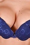 Europäische Babe Kyra hot zeigt Ihr Haarige pussy und Big sexy Titten