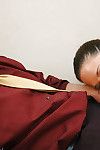 चमकदार परिपक्व काले बाल वाली छात्रा टिफ़नी दे एक सुंदर मुख-मैथुन