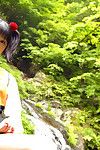 Smiley Asiatische alt Maid abgekürzt Ihr winzige paar Mit ein Inkrement der buschig Fotze outdoor