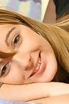 अपील मुस्कुराते हुए लड़की शहद बी के साथ cutely बिना चूत स्ट्रिप्स बाहर के के ब्रश होजरी में