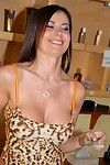 아름다운 섹시한중년여성 Eva 카레라 가 완벽하게 모 크 가슴 을 얻 그 면도 여자 두드리고