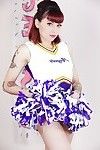 getatoeëerde Schoolmeisje cheerleader uitkleedt voor zwak Kut verspreiding