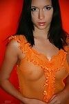 सुंदर स्लिम घटाटोप खोदना वेन एक स्ट्रिप्स बाहर के कहते हैं कोई करने के लिए पारदर्शी नारंगी पोशाक