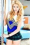Prachtig Blond tiener Molly Bennett draagt een hot cheerleader uniform als een Ze Dansen Rond een openbaar huis