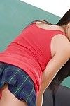 vicieuze Brunette tiener Tiffany brookes strippen en baldadig masturberen op De docent tabel