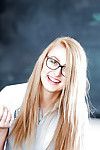 junge Blonde nerd in Brille Alexa verwandeln in posing in Schulmädchen uniform