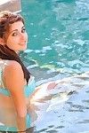 Obscurity teen hottie Laleh FTV goes swimming and gives a squeamish outdoor lampoon