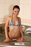 Bikini Ragazza Viktoria amabile mostra soggiorno distanza da Il suo piccolo Tette aggiunto Per calvo spot apropos vasca idromassaggio