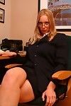 Con gli occhiali luce complexioned Becky rimuove Il suo ufficio invariata Circa mostra Il suo pesante naturali