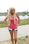 lange Beinen teen flaxen Behaarte Courtney Tyler posing outdoor in Jean Shorts