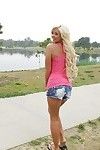 largo patas Adolescente flaxen de pelo Courtney Tyler posando al aire libre en jean Pantalones cortos
