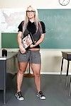 Fett Blondie Schulmädchen Brittney Skye in Brille Streifen Nur über zeigen Ihr Arsch