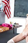 किशोरी एकल लड़की मौली मैनसन मैस्टर्बेटिंग मुंडा छात्रा चूत में मोजे
