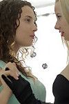 लेस्बियन किशोर के साथ छोटे स्तन गले मोहरा जबरदस्त चुदाई के चूत चाटना