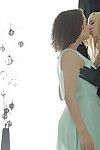 लेस्बियन किशोर के साथ छोटे स्तन गले मोहरा जबरदस्त चुदाई के चूत चाटना