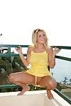 Бонни ожирение сиськастый Блондинка Чарли Линн лифты ее Желтый Одежда в все маршрут и показывает ее лысый киска