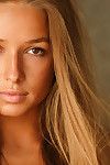 Znakomity nastolatek model Weronika B to potrafi przetrwać z duma jak A ona postawy nagie wyjawienie w pędzel cienki tłum