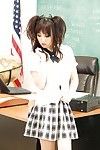 Asiático cutie Miko Dai la transferencia colegiala uniforme en En el aula