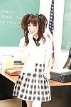 Asiatique cutie Miko Dai transfert écolière uniforme dans Salle de classe