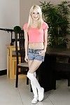 Rubia Adolescente babe Piper Perri pavoneándose en la imprudencia erradicar afectan la rodilla Calcetines y Pantalones cortos