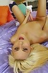 elastyczny nastolatek Blondynka Madison Ivy Wypełnia jej ogolone cipki z Pulsujący dildo