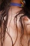 湿 长 头发的 黑发 没有阴影 萨沙 古 表示 关闭 她的 精美的 修剪 树