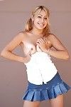 petite pantyless meisje Kat Nubiles in ophouden activiteiten Blauw rok Spreads haar billen